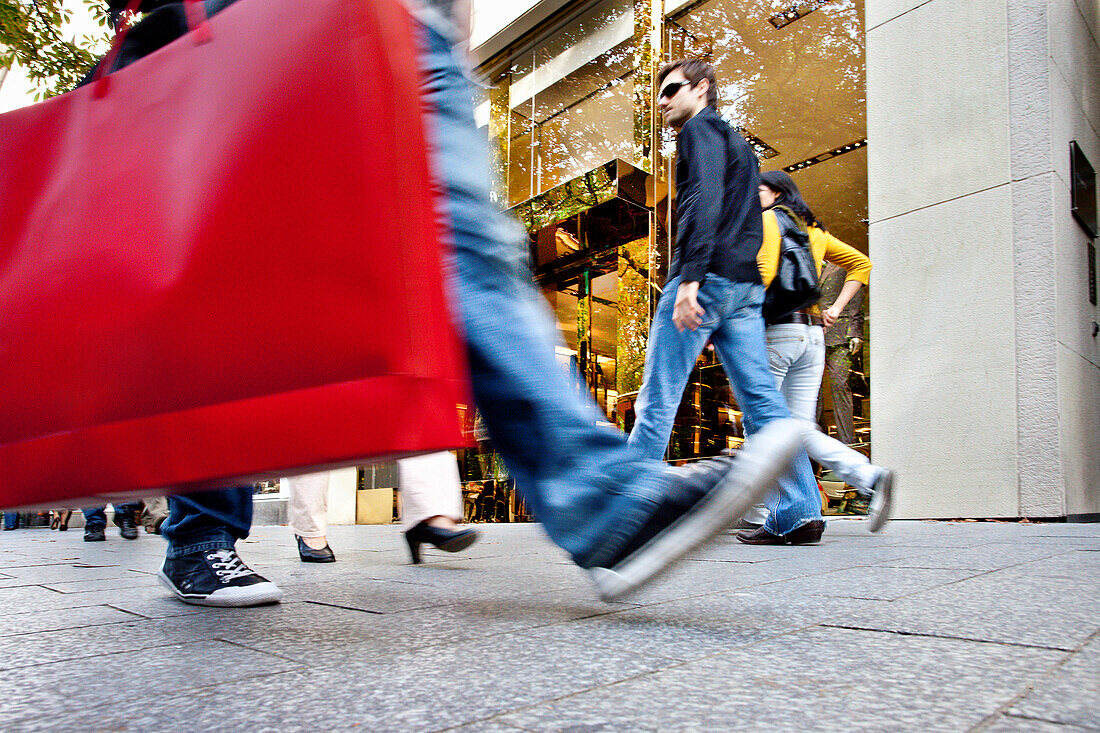 People shopping at Königsallee, Düsseldorf, Duesseldorf, North Rhine-Westphalia, Germany, Europe