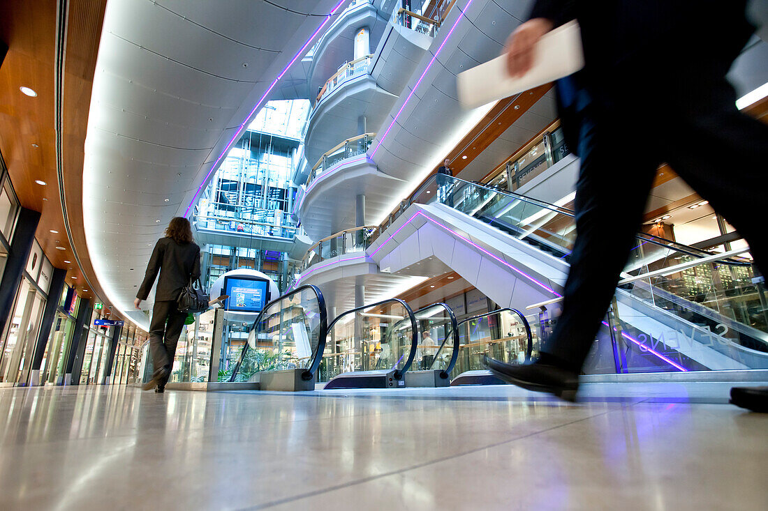 People at Sevens shopping centre at the Königsallee, Düsseldorf, Duesseldorf, North Rhine-Westphalia, Germany, Europe