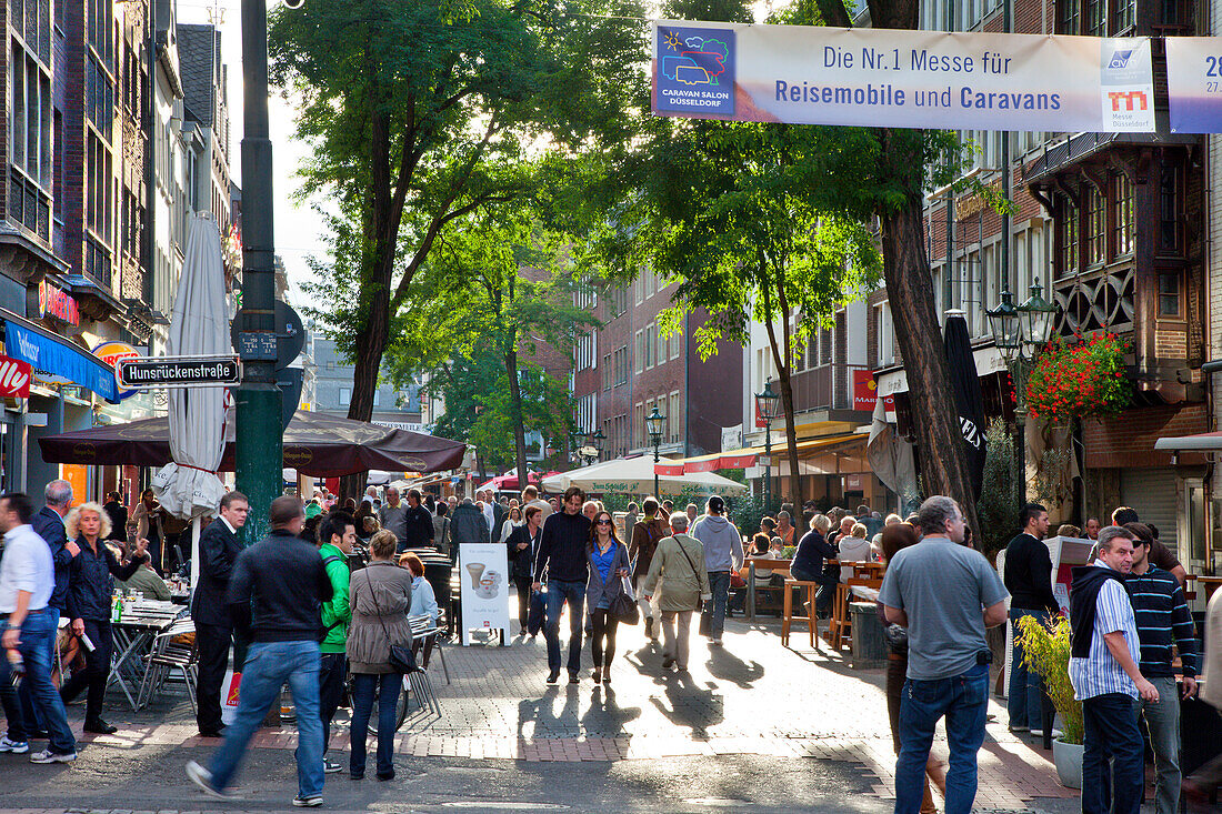 Menschen in der Bolkerstraße, Altstadt, Düsseldorf, Nordrhein-Westfalen, Deutschland, Europa