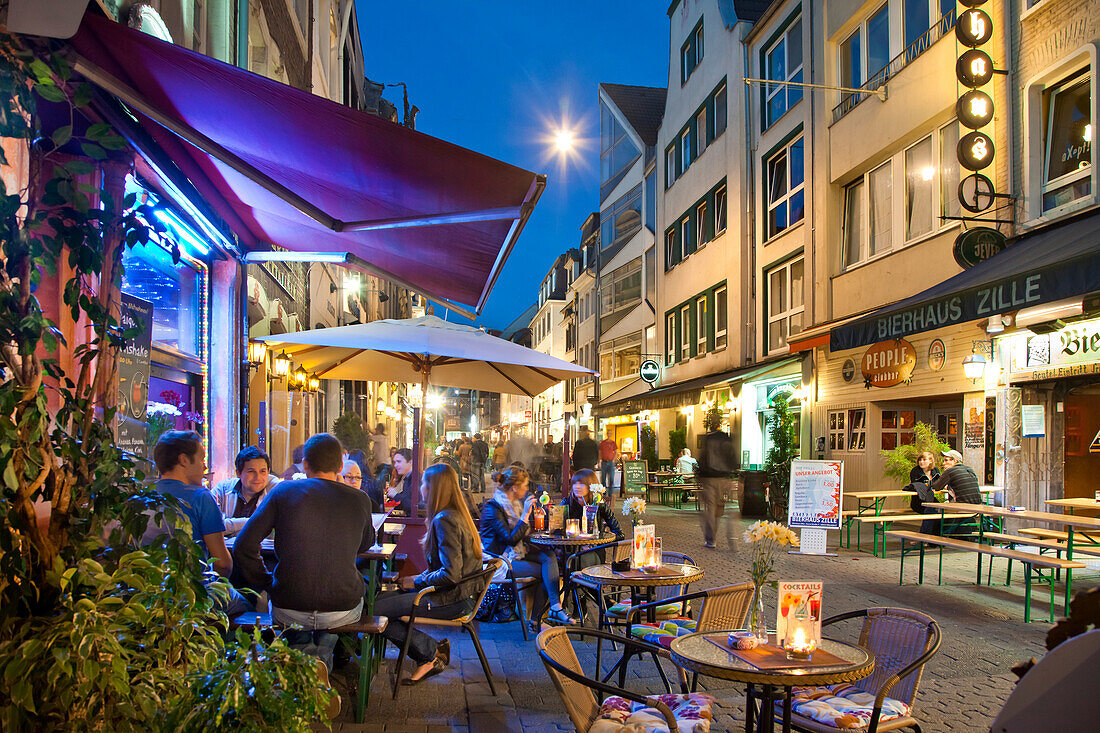 People at street cafe in the evening, old town, Düsseldorf, Duesseldorf, North Rhine-Westphalia, Germany, Europe