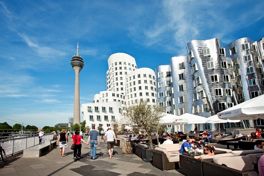 Menschen und moderne Gebäude unter Wolkenhimmel, Neuer Zollhof, Medienhafen, Düsseldorf, Nordrhein-Westfalen, Deutschland, Europa