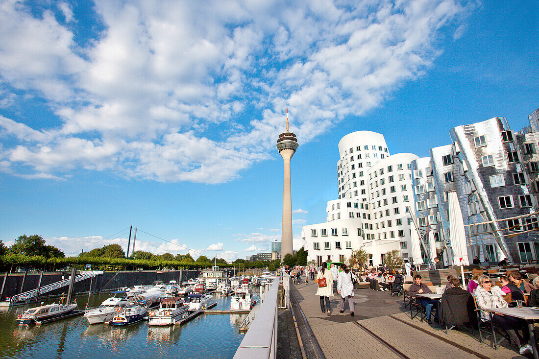 Moderne Gebäude unter Wolkenhimmel, Neuer Zollhof, Medienhafen, Düsseldorf, Nordrhein-Westfalen, Deutschland, Europa
