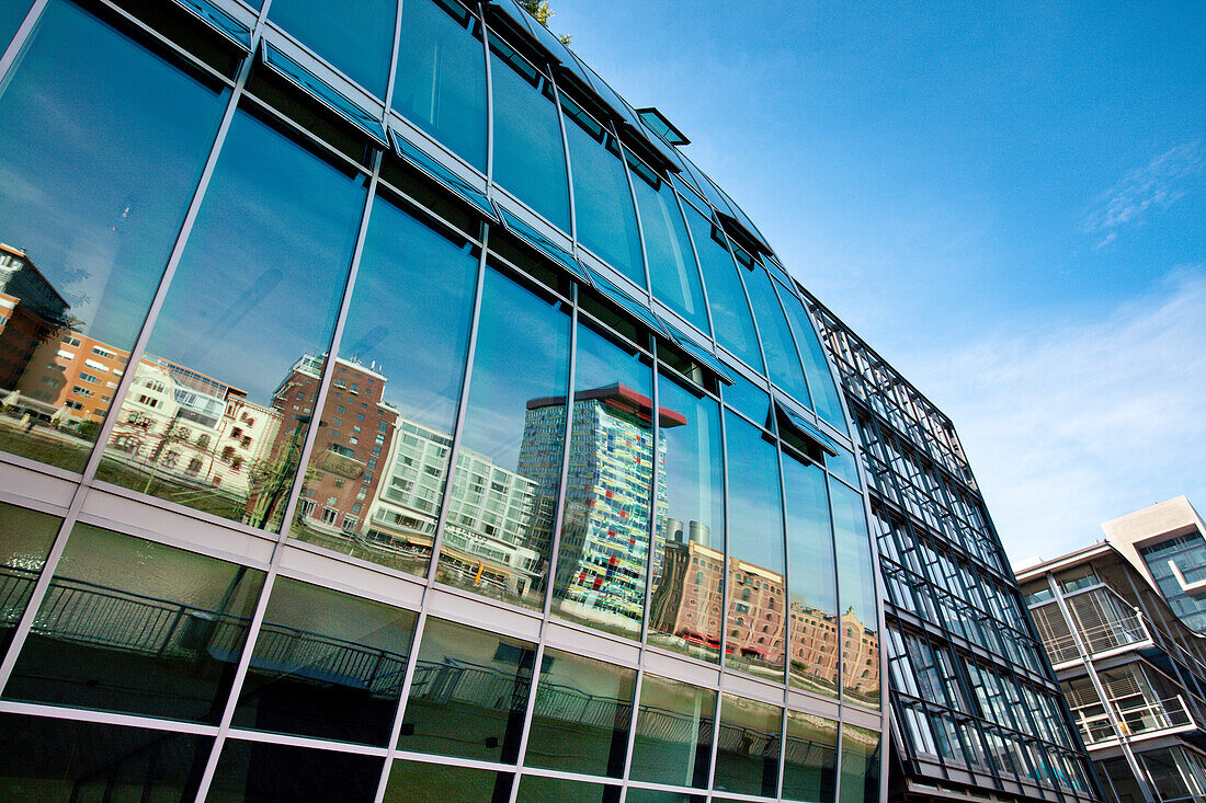 Spiegelung auf gläserner Fassade, Medienhafen, Düsseldorf, Nordrhein-Westfalen, Deutschland, Europa