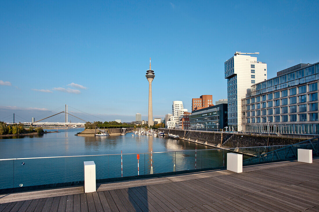 Rheinturm im Sonnenlicht, Medienhafen, Düsseldorf, Nordrhein-Westfalen, Deutschland, Europa
