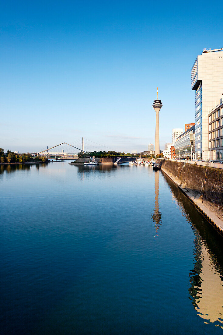 Rheinturm unter blauem Himmel, Medienhafen, Düsseldorf, Nordrhein-Westfalen, Deutschland, Europa
