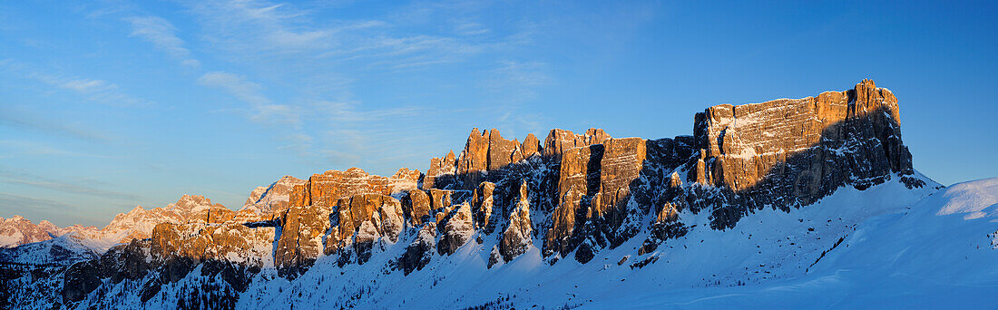 Panorama mit Felszacken von Croda da Lago und Monte Formin, Passo Giau, Cortina d' Ampezzo, UNESCO Weltkulturerbe Dolomiten, Dolomiten, Venetien, Italien, Europa