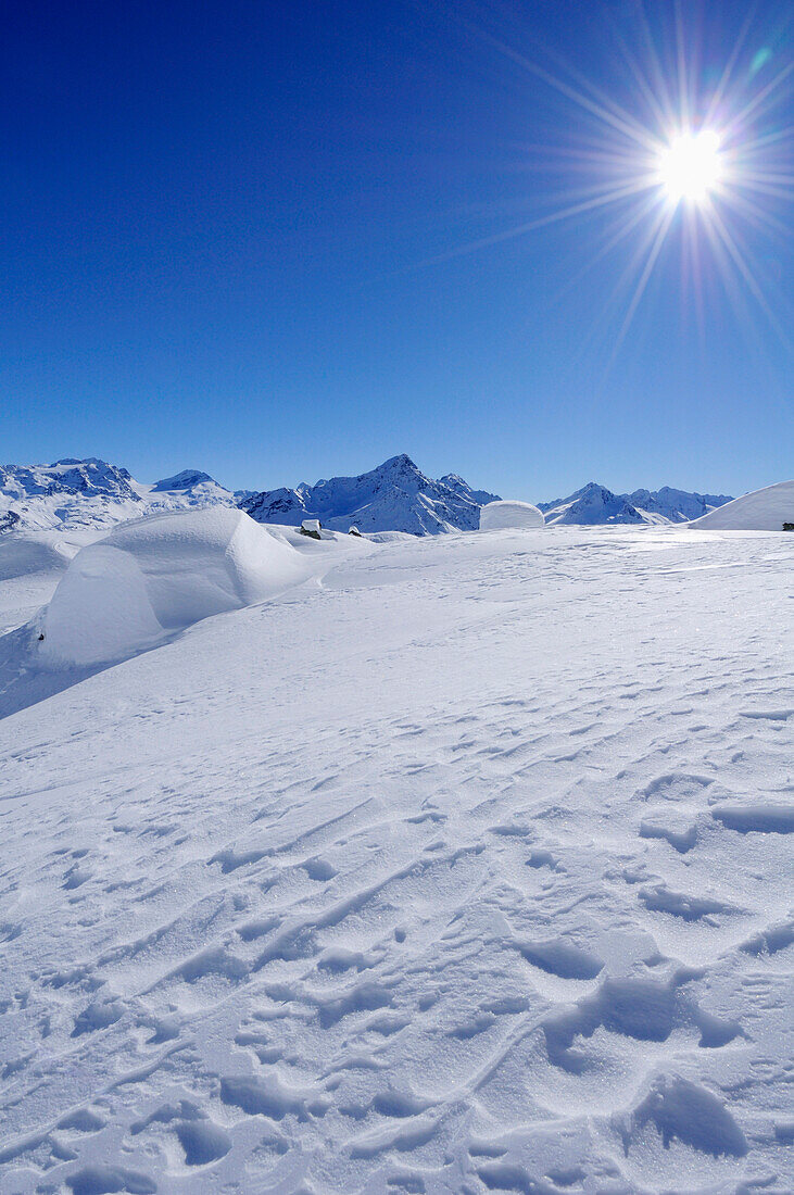 Verschneite Felsen mit Berninagruppe im Hintergrund, Piz Grevasalvas, Albulaalpen, Oberengadin, Engadin, Graubünden, Schweiz, Europa