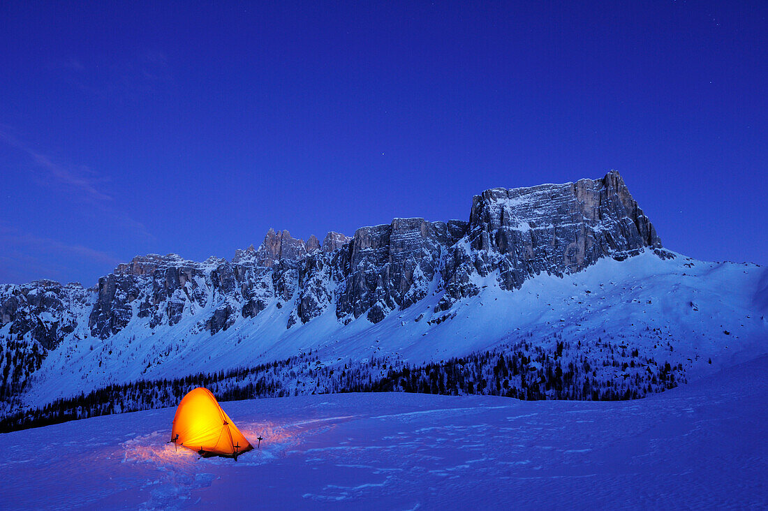 Beleuchtetes Zelt auf Schneefläche vor Croda da Lago und Monte Formin, Passo Giau, Cortina d' Ampezzo, UNESCO Weltkulturerbe Dolomiten, Dolomiten, Venetien, Italien, Europa