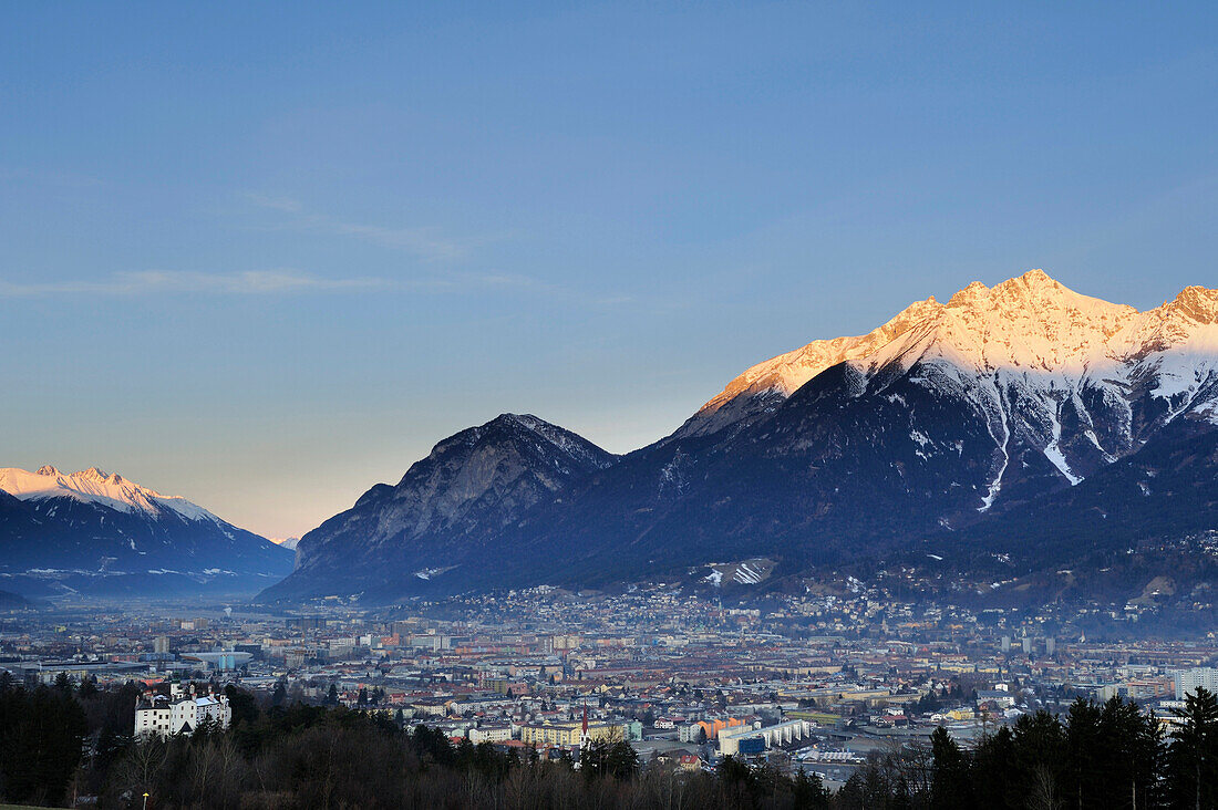 Innsbruck mit Alpenglühen an Nordkette des Karwendel im Hintergrund, Innsbruck, Tirol, Österreich, Europa