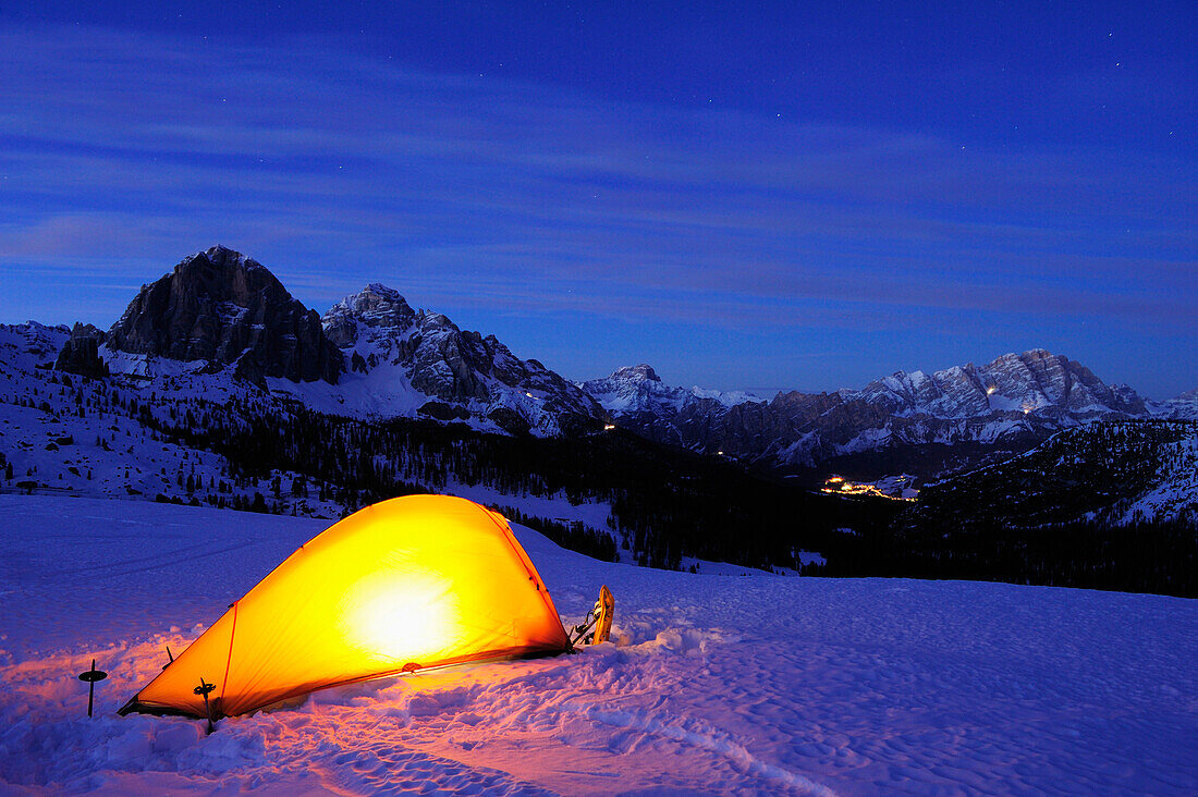 Beleuchtetes Zelt auf Schneefläche, Tofana, Cristallo und Cortina d'Ampezzo im Hintergrund, Passo Giau, Cortina d' Ampezzo, UNESCO Weltkulturerbe Dolomiten, Dolomiten, Venetien, Italien, Europa