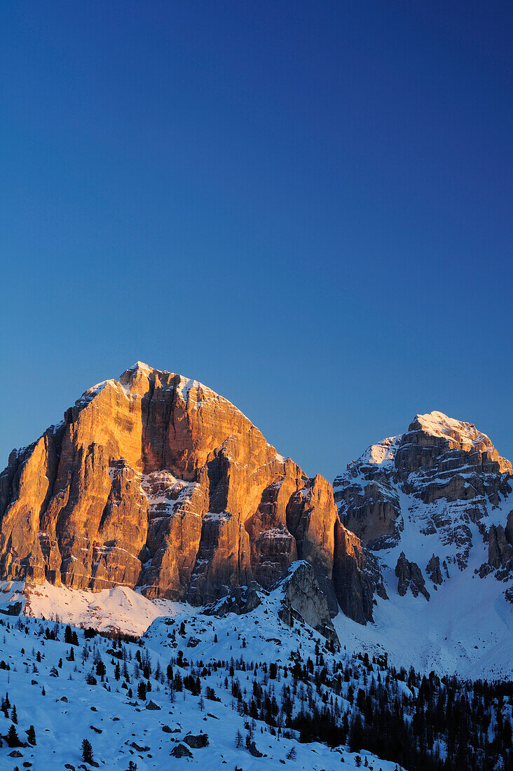 Alpenglühen an Tofanen, Passo Giau, Cortina d' Ampezzo, UNESCO Weltkulturerbe Dolomiten, Dolomiten, Venetien, Italien, Europa