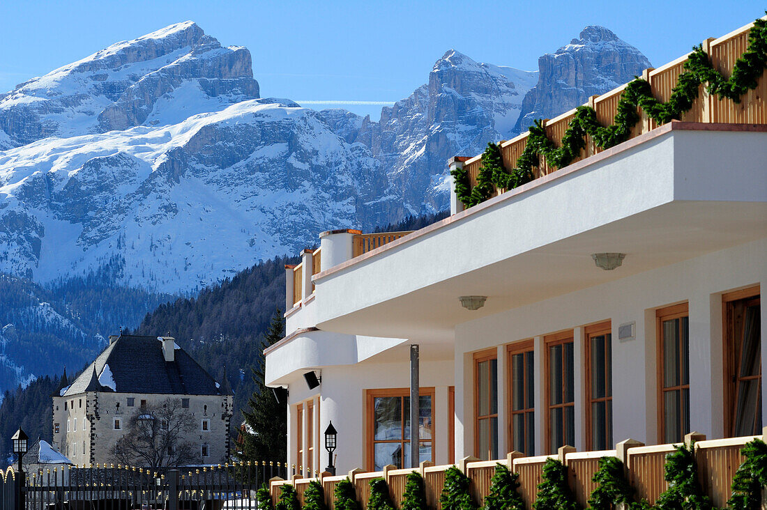 Hotelfassade und Burg vor Felswänden, La Villa, Stern, Gadertal, Dolomiten, Trentino, Südtirol, Italien, Europa