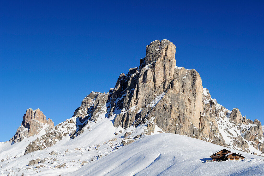 Almhütte unter Averau und Felsturm Ra Gusela, Passo Giau, Cortina d' Ampezzo, UNESCO Weltkulturerbe Dolomiten, Dolomiten, Venetien, Italien, Europa