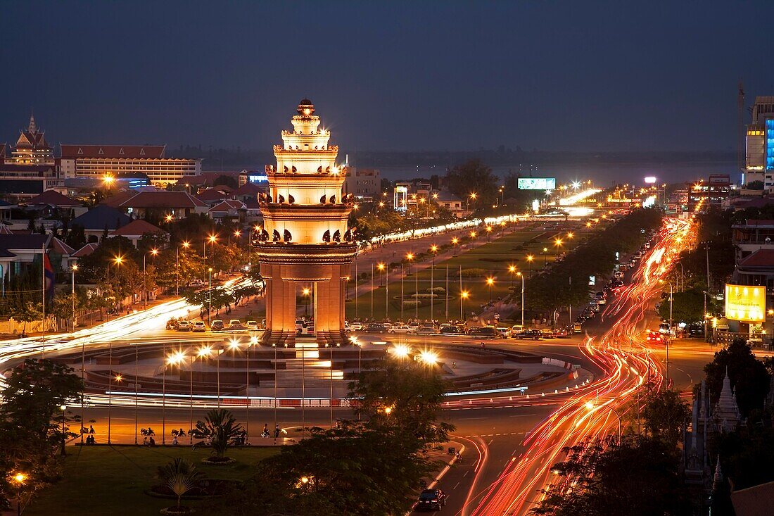 The Independence Monument in Phnom Penh, capital of Cambodia, was built in 1958 following the country's independence from France It stands on the intersection of Norodom Boulevard and Sihanouk Boulevard in the centre of the city It is in the form of a l