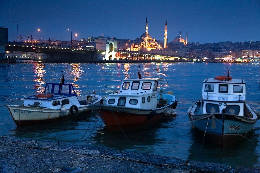 The Yeni Mosque, Galata Bridge and boats at sunset Istambul, Turkey
