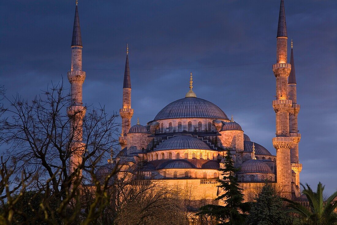 Blue Mosque or Sultan Ahmed Mosque Turkish: Sultanahmet Camii Exterior view at sunset Istambul, Turkey