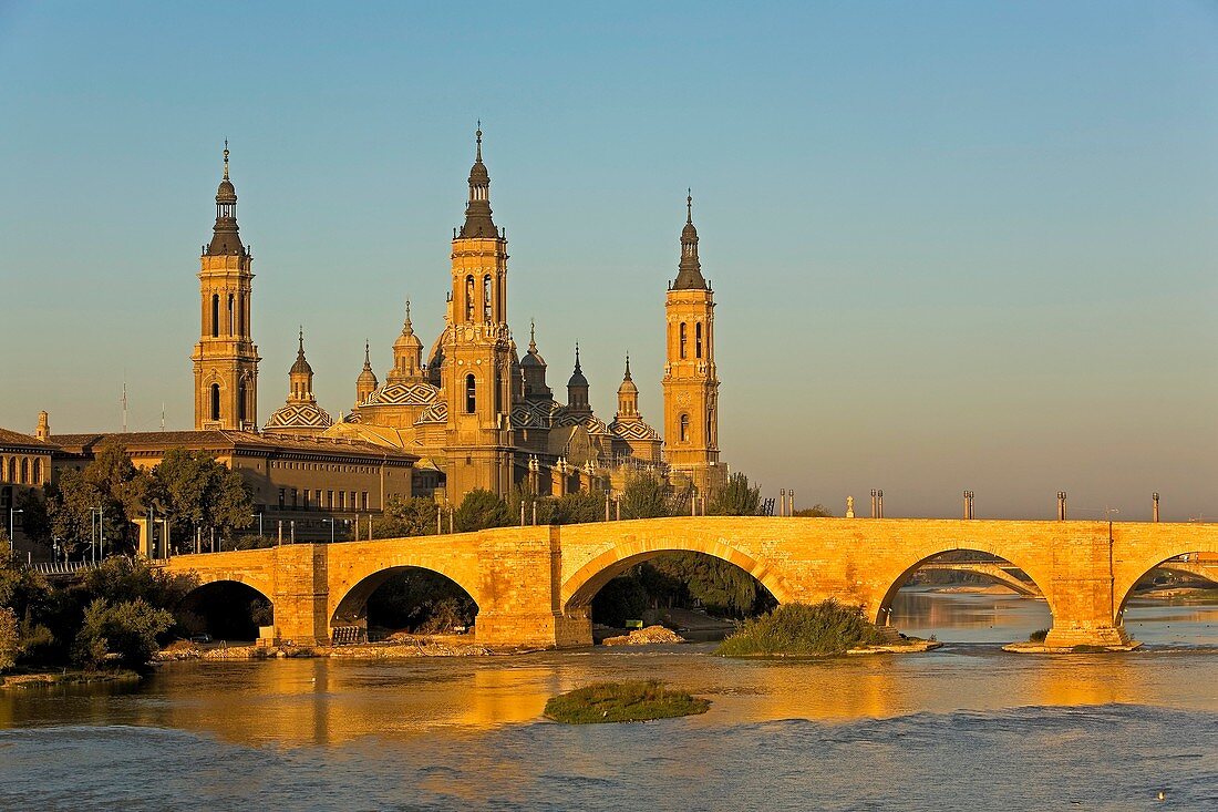 Zaragoza, Aragón, Spain: Basilica of Nuestra Señora del Pilar and Puente de Piedra, bridge over Ebro river