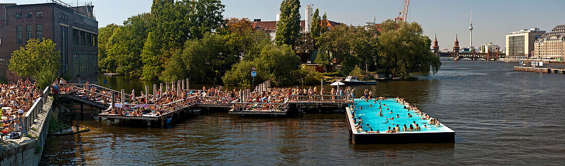 Das Badeschiff in Berlin ist ein mit Süßwasser befülltes Schwimmbad, Strandbar, Spree, Berlin, Deutschland
