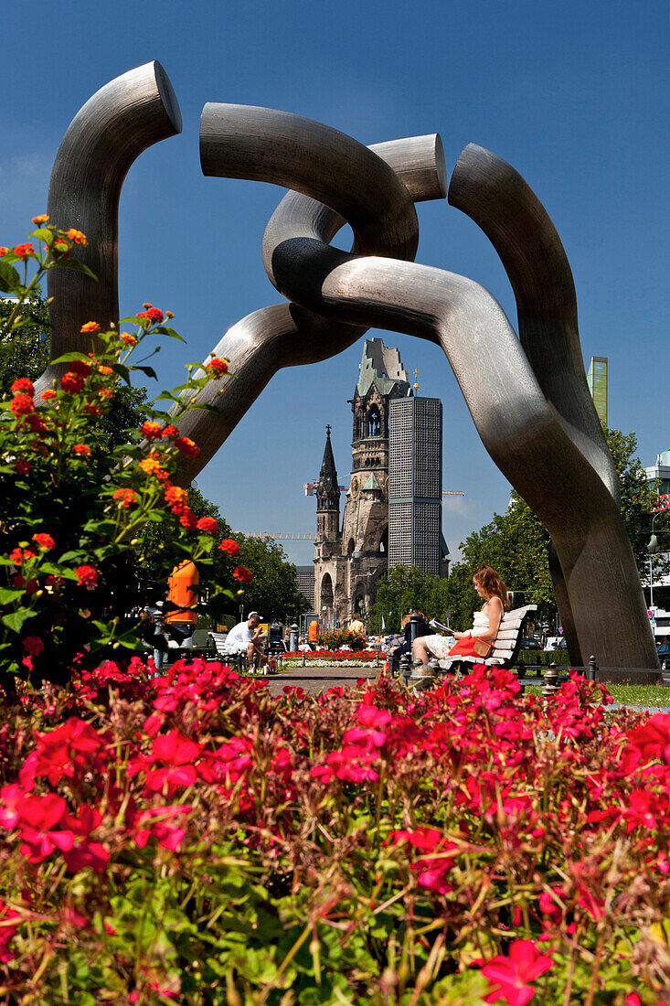 Blumen mit Skulptur Berlin und Kaiser-Wilhelm Gedächtniskirche im Hintergrund, Berlin, Deutschland