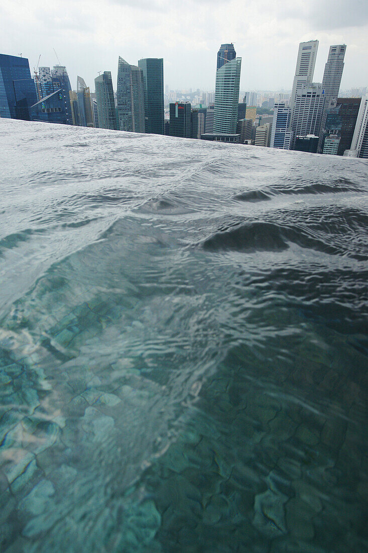 Blick auf Central Business District von Sands SkyPark Infinity Pool, Marina Bay Sands Hotel, Singapur, Asien