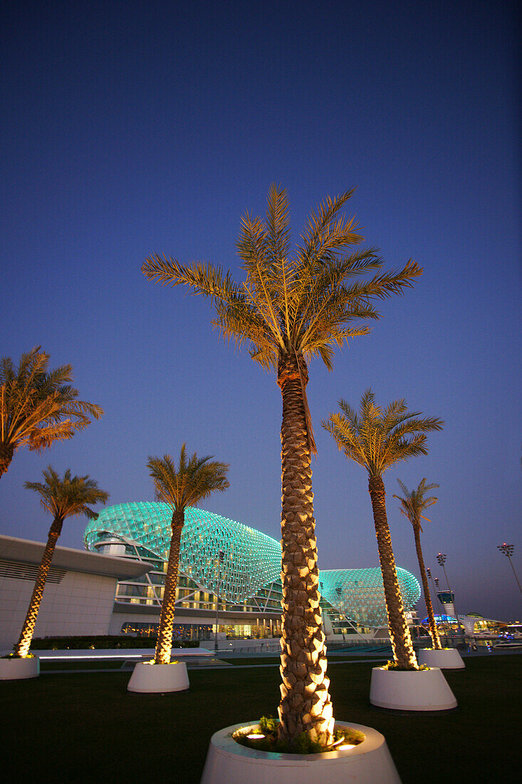 Yas Hotel, Yas Marina, in die Autorennstrecke Yas Marina Circuit integriert, Formel 1 Rennstrecke, Abu Dhabi, Vereinigte Arabische Emirate, VAE