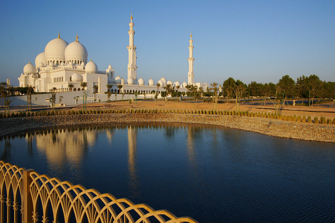 Sheikh Zayed Moschee, Spiegelung im Wasser, Abu Dhabi, Vereinigte Arabische Emirate, VAE