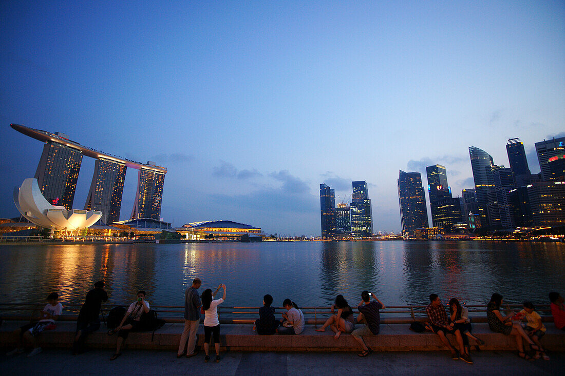 Blick auf Central Business District, Marina Bay und Marina Bay Sands Hotel, Singapur, Asien