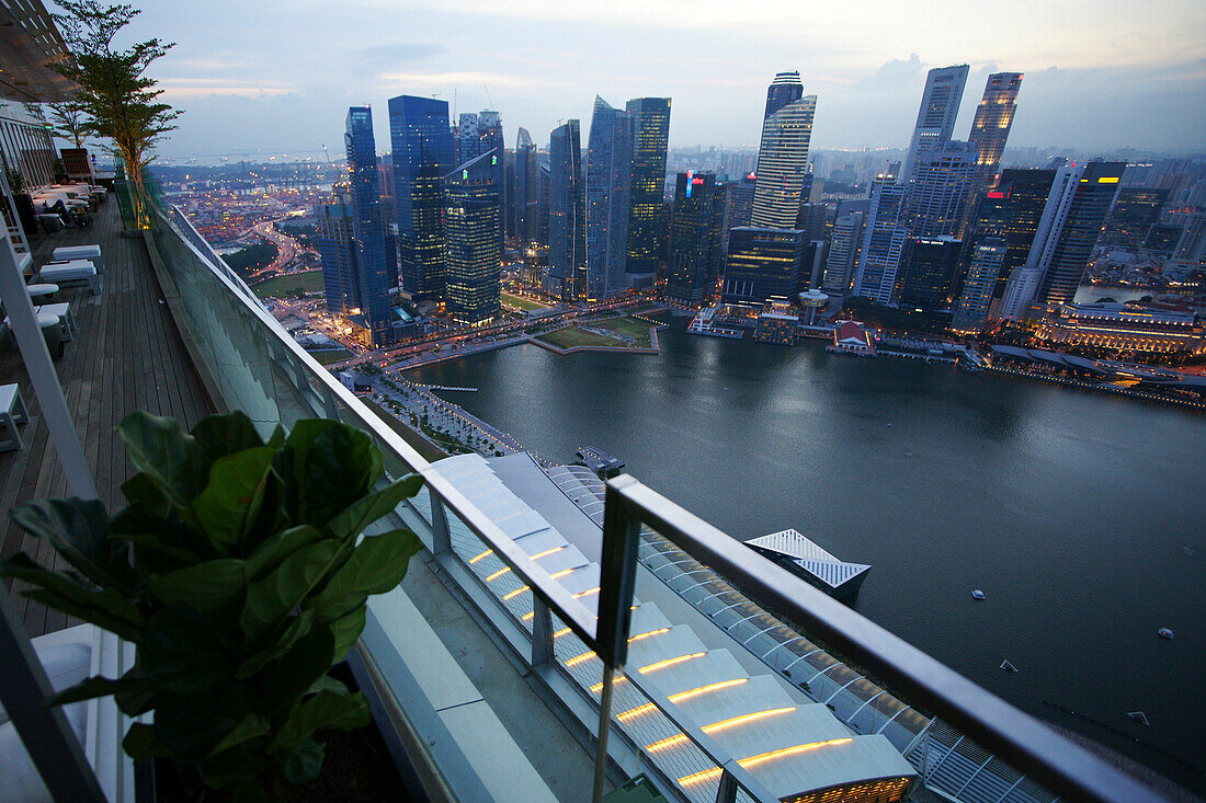 Blick auf Central Business District von Sands SkyPark, Marina Bay Sands, Hotel, Singapur, Asien