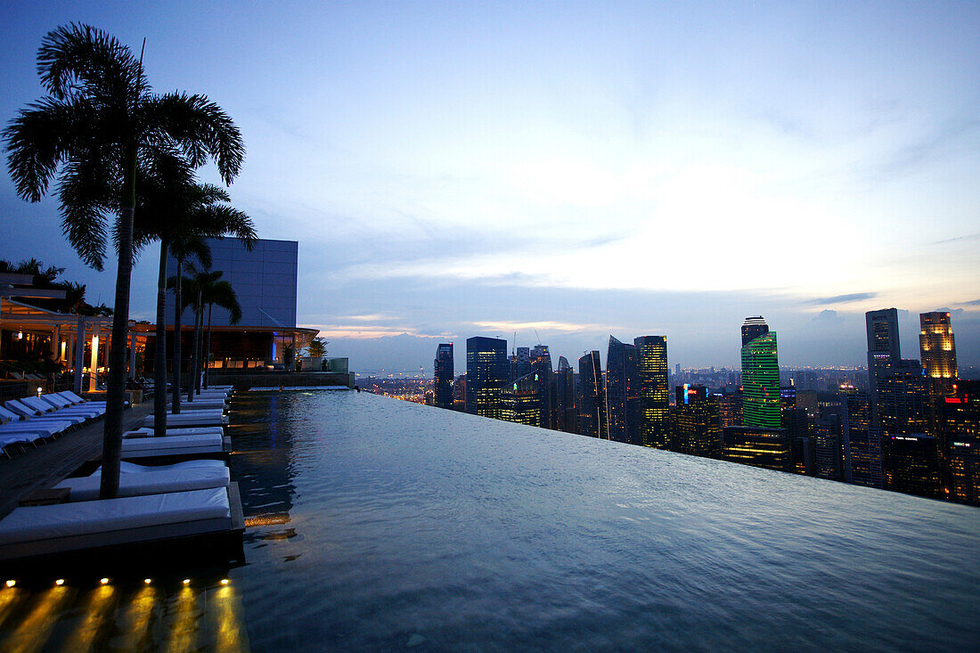 Blick auf Central Business District von Sands SkyPark und Infinity Pool, Marina Bay Sands, Hotel, Singapur, Asien