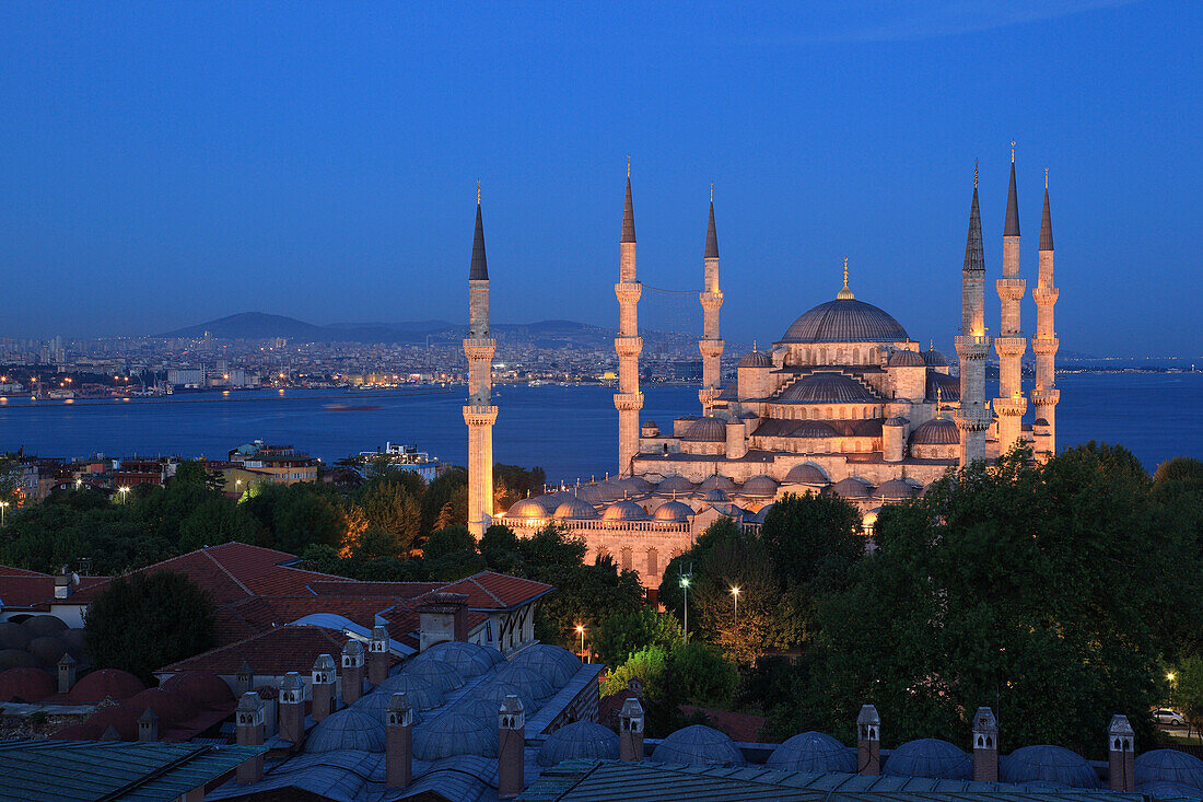 Blue Mosque at night, Istanbul, Turkey