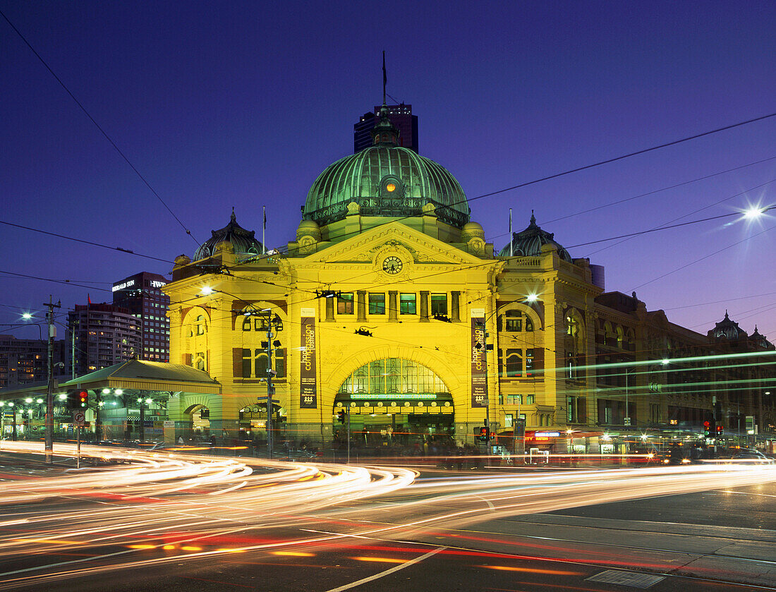 Flinders Street Station during evening rush hour, Melbourne, Victoria, Australia