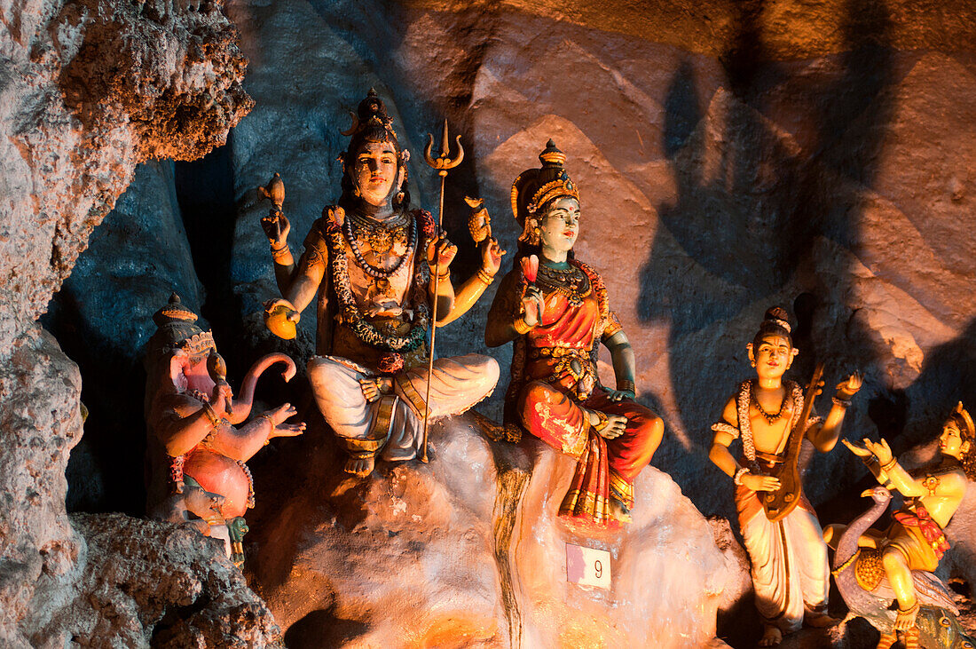 Hinduschrein in der Haupthalle der Batu-Höhlen, nördlich von Kuala Lumpur, Malaysia, Asien