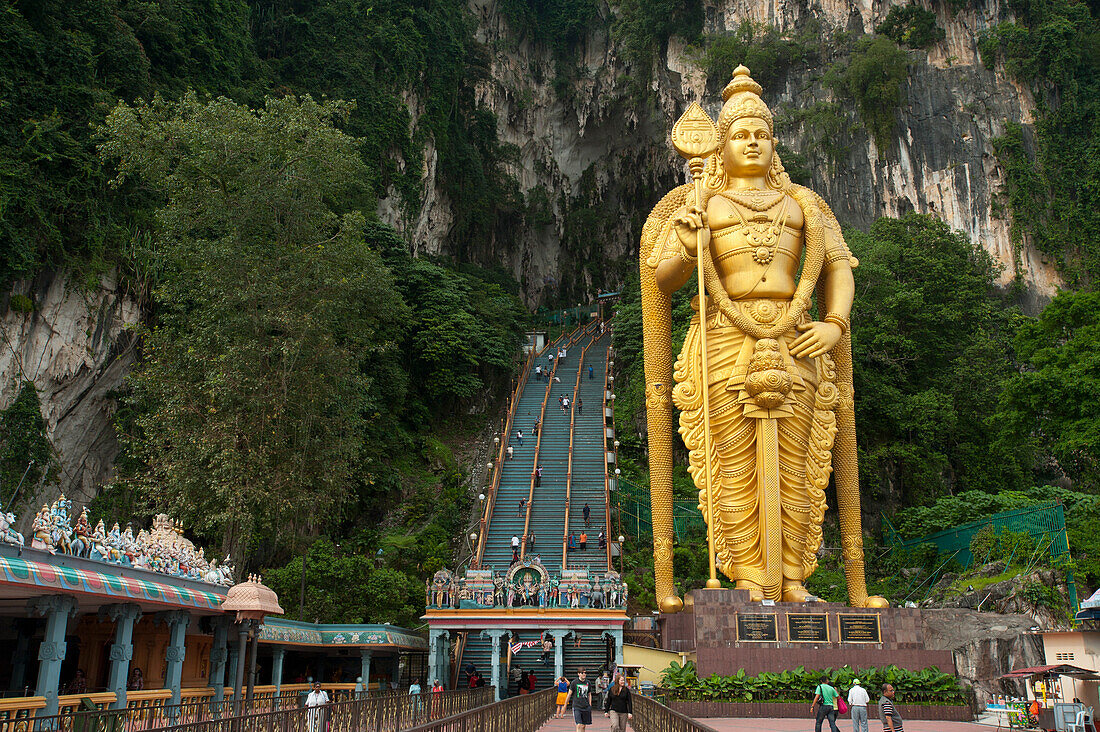 Goldene Statue von Murugan vor den Batu-Höhlen, nördlich von Kuala Lumpur, Malaysia, Asien