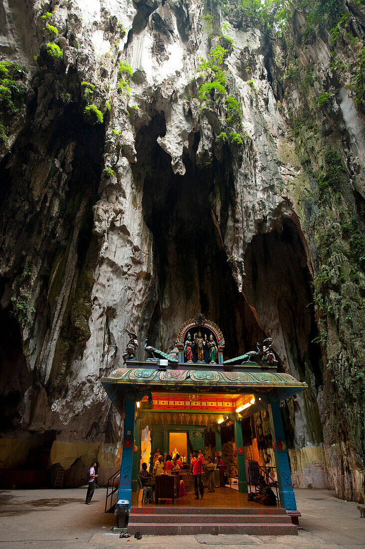 Hinduschrein in der Haupthalle der Batu-Höhlen, nördlich von Kuala Lumpur, Malaysia, Asien