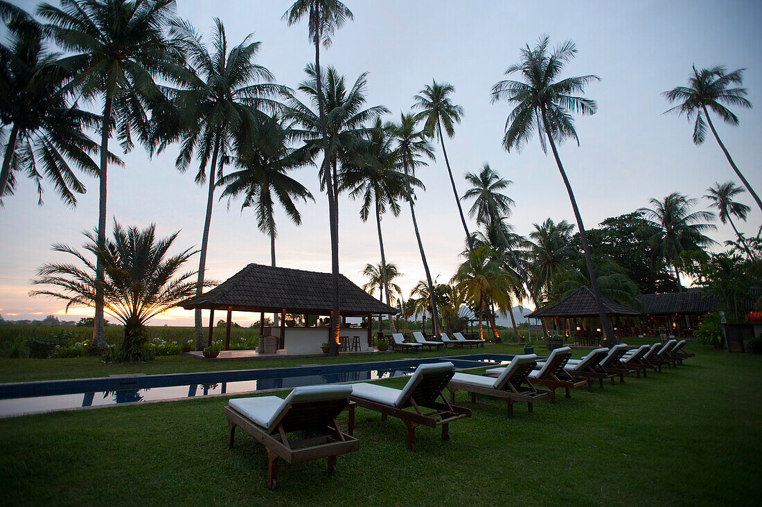Pool im Bon Ton Resort bei Sonnenuntergang, Lankawi Island, Malysia, Asien