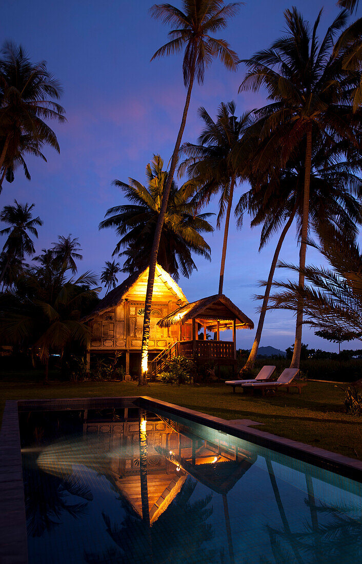 Pool und beleuchtete Hütte im Bon Ton Resort am Abend, Lankawi Island, Malysia, Asien