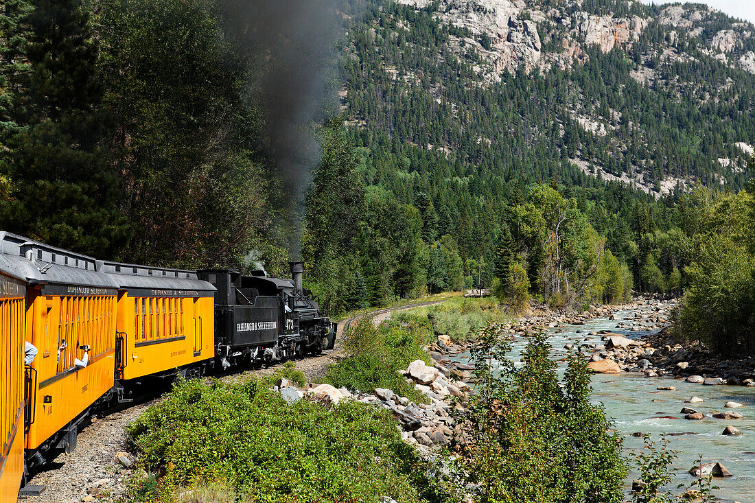 Durango-Silverton Narrow Gauge Railroad mit dem Animas River, La Plata County, Colorado, USA, Nordamerika, Amerika