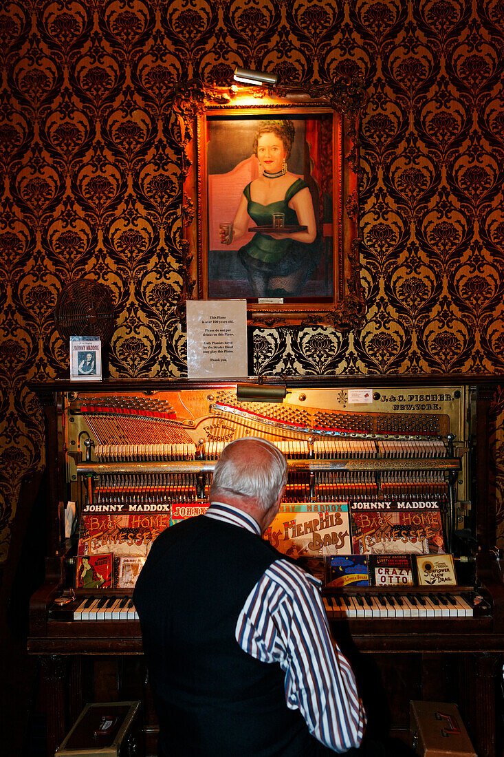 Pianospieler im The Diamond Belle Saloon, Durango, La Plata County, Colorado, USA, Nordamerika, Amerika