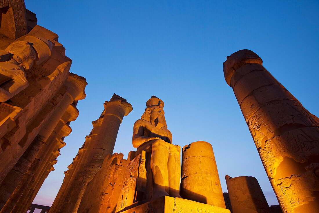 Großer Hof von Ramses II im Abendlicht, Tempel von Luxor, Luxor, Ägypten, Afrika