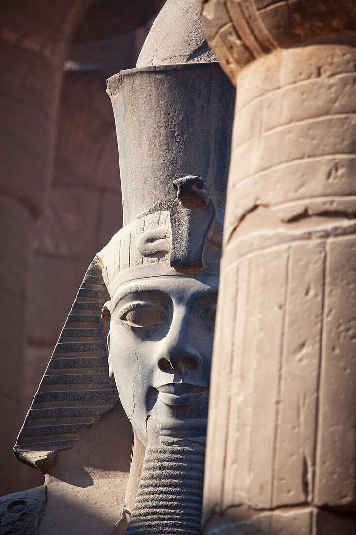 Kolossalstatue Ramses II im Eingagnsbereich des Tempel von Luxor, Luxor, Ägypten, Afrika