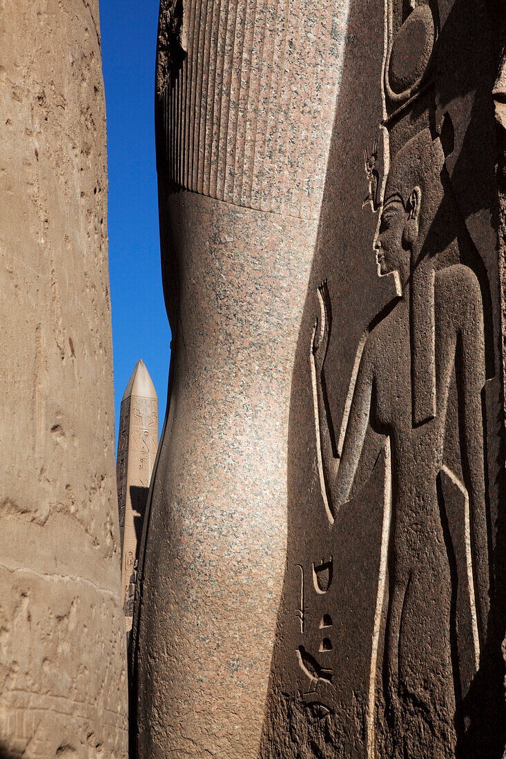 Beindetail der Kolossalstatue Ramses II, Großer Hof von Ramses II, Tempel von Luxor, Luxor, Ägypten, Afrika