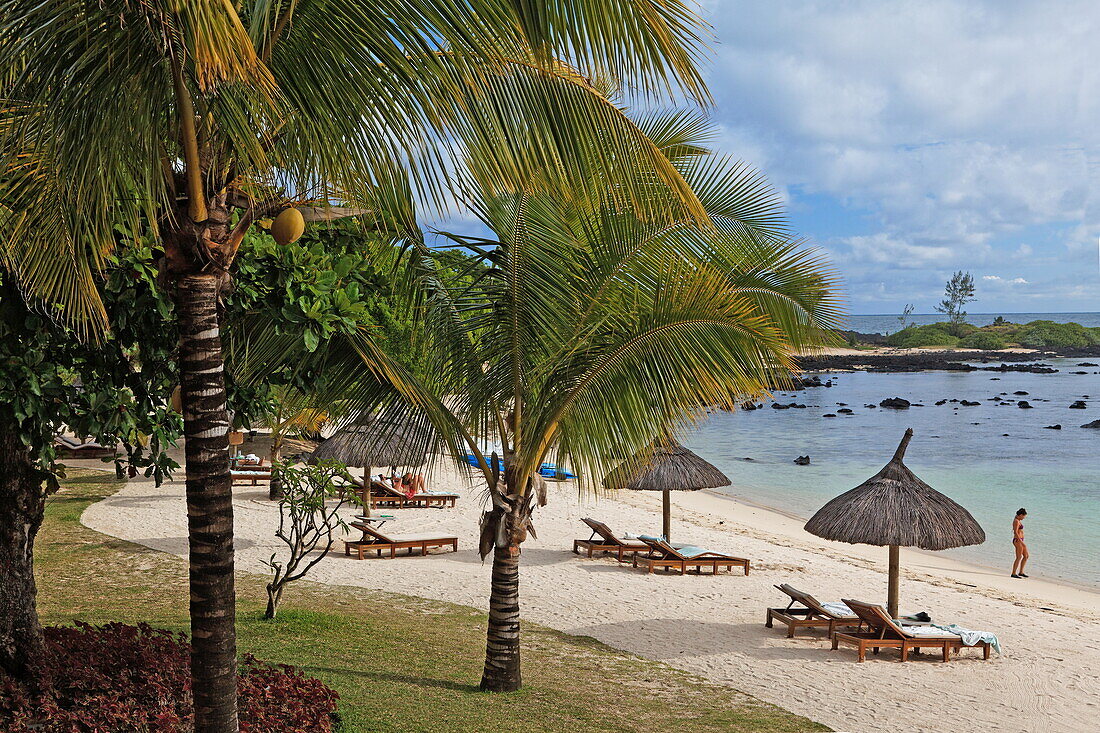 Blick auf den Strand des Shanti Maurice Resort, Souillac, Mauritius, Afrika