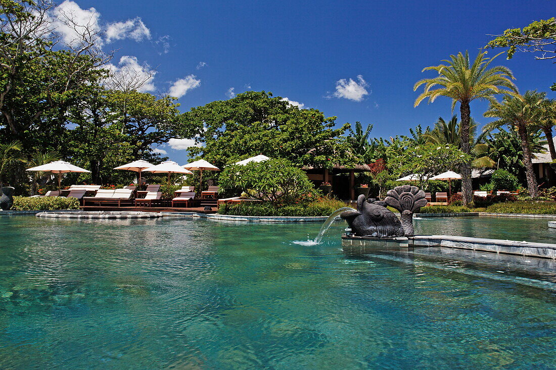 Pool des Shanti Maurice Resort im Sonnenlicht, Souillac, Mauritius, Afrika