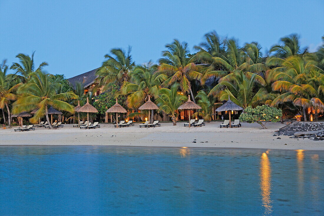 Strand des Beachcomber Hotel Paradis &amp,amp; Golf Club am Abend, Mauritius, Afrika