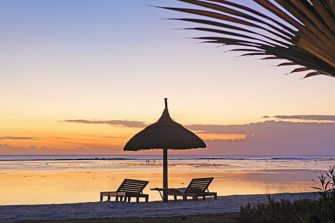 Menschenleerer Strand des Shanti Maurice Resort bei Sonnenuntergang, Souillac, Mauritius, Afrika