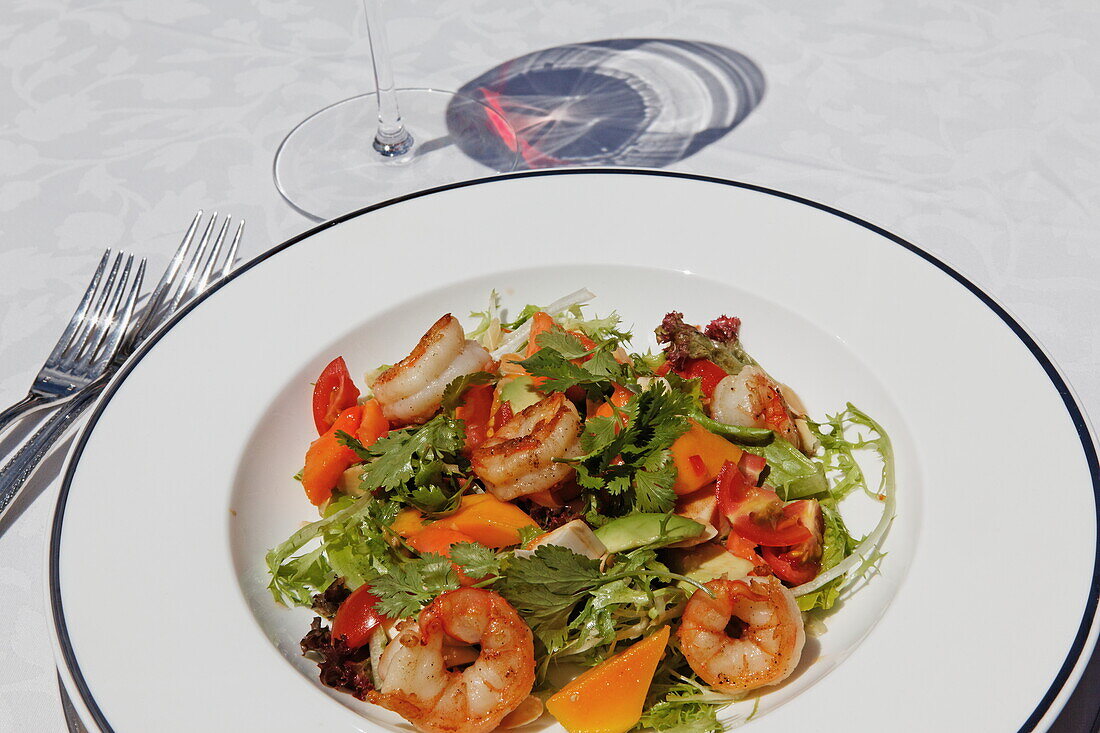 Salat mit Scampi im Restaurant des Shanti Maurice Resort, Souillac, Mauritius, Afrika