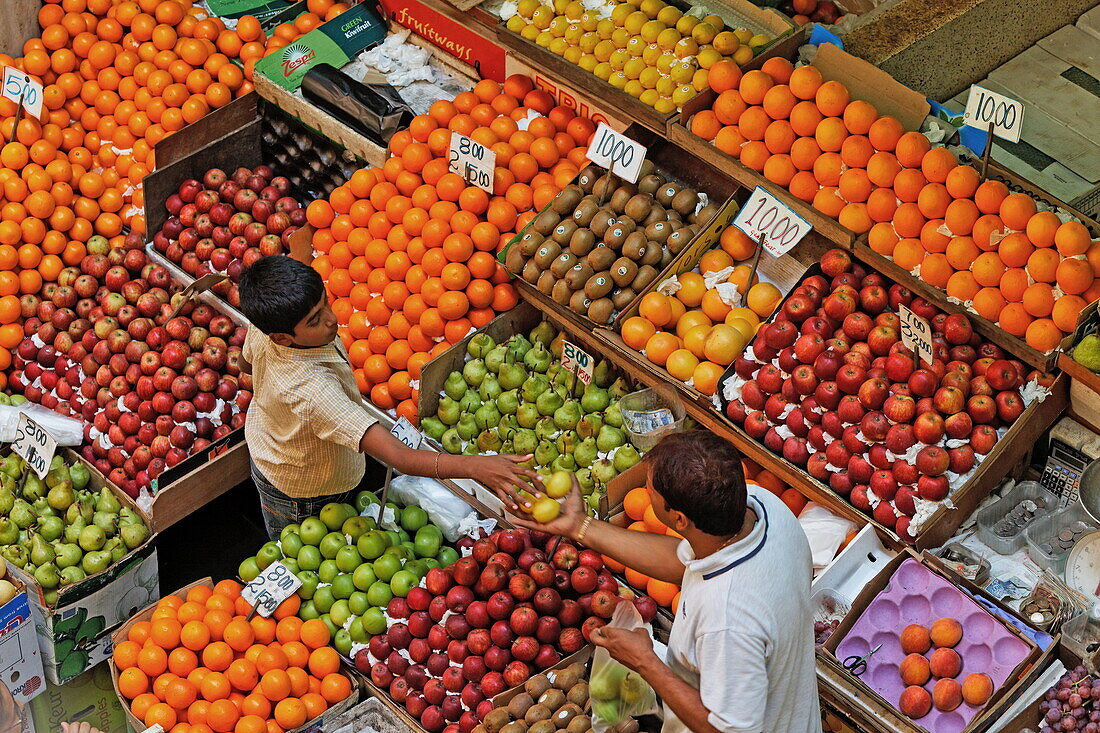 Menschen an Verkaufsständen in der Markthalle, Port Louis, Mauritius, Afrika