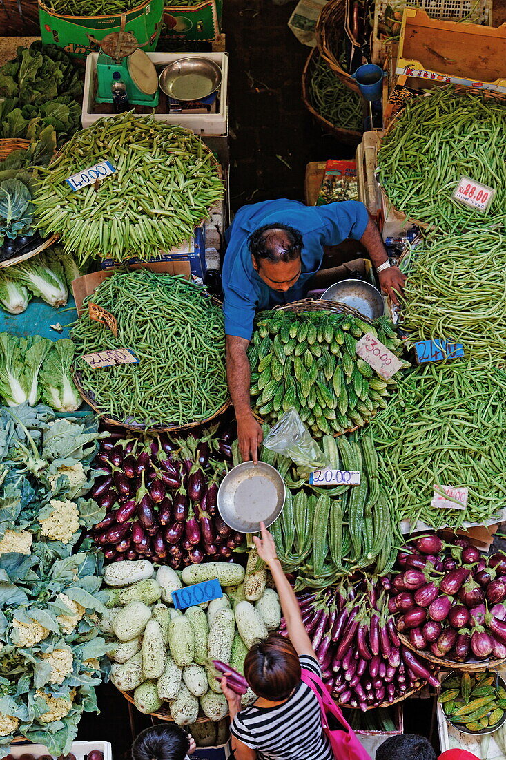 Menschen an Verkaufsständen in der Markthalle, Port Louis, Mauritius, Afrika