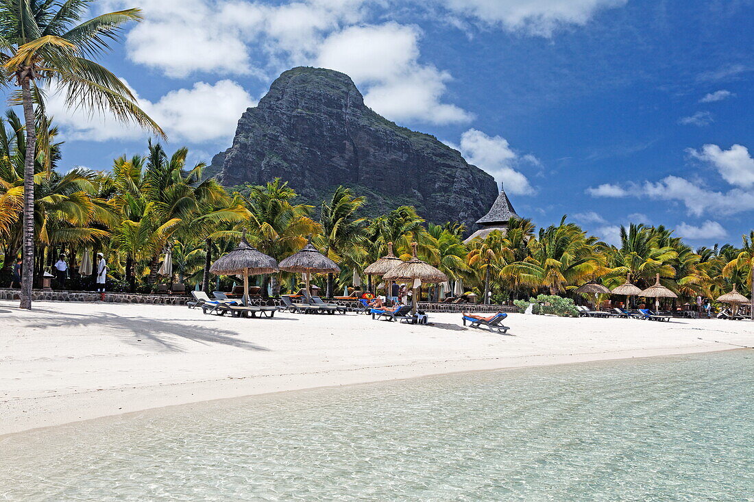 Strand und der Berg Le Morne Brabant im Sonnenlicht, Beachcomber Hotel Paradis &amp,amp,amp,amp; Golf Club, Mauritius, Afrika