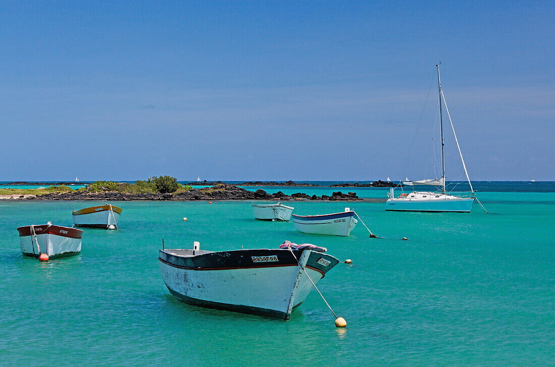 Boote vor dem Strand Coin de Mire, Cap Malheureux, Mauritius, Afrika